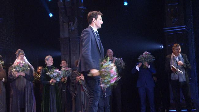 Großer Jubel bei der Musical-Premiere von Hrrry Potter in Hamburg. Wir hatten Gelegenheit, mit den Promis über ihre Erinnerungen an den britischen Zauberlehrling zu sprechen