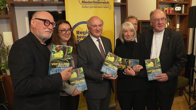 © ORF Seitenblicke Erwin Pröll, umringt von Wegbegleiterinnen bei seiner Buchpräsentation