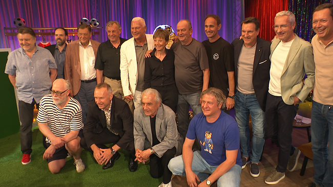 © ORF / Seitenblicke Eine große Gruppe von Menschen posieren für ein Foto
