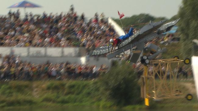 Wieder stürzten sich die Mitbewerberinnen bei Red Bull Flugtag ins Wasser