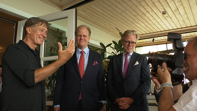 © ORF / Seitenblicke Tobias Moretti hält seinen Ring in die Kamera