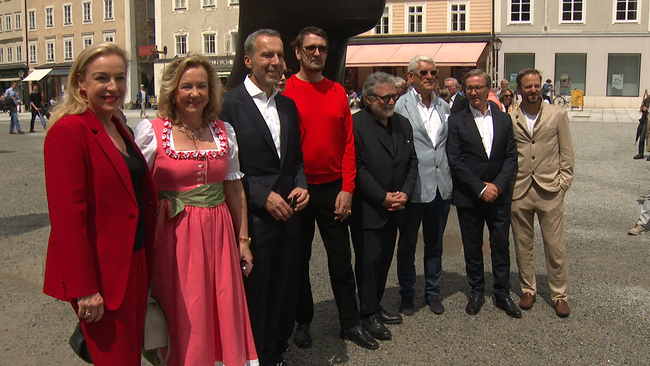 © ORF / Seitenblicke Eine Gruppe von Menschen posieren am Salzburger Residenzplatz