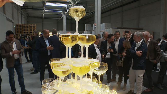 © ORF / Seitenblicke Eine Sektglaspyramide wird mit Sekt befüllt