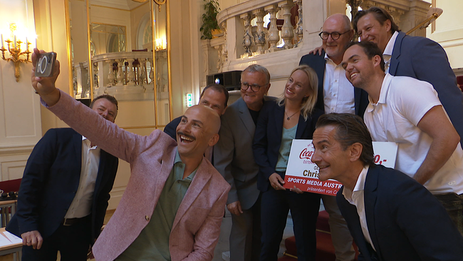 © ORF / Seitenblicke Eine Gruppe von Menschen machen ein Selfie