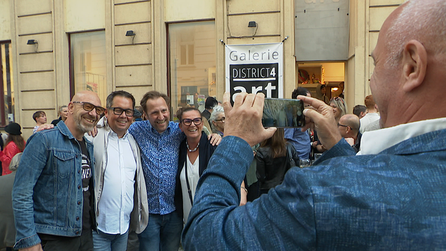 © ORF / Seitenblicke Christian Strasser lässt sich gemeinsam mit Freunden fotografieren