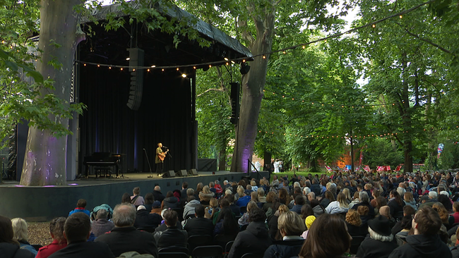 © ORF / Seitenblicke Eine Bühne im Park