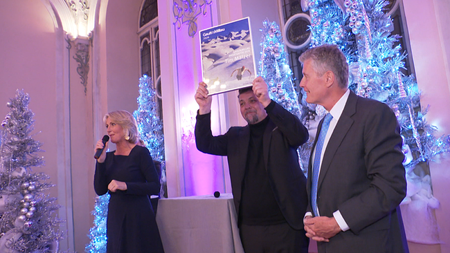 Stolzer Tim Mälzer hält seine Auszeichnung in die Höhe