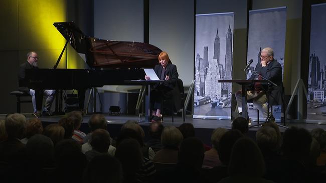Eine Bühne mit Mann am Klavier, Chris Lohner und Erwin Steinhauer