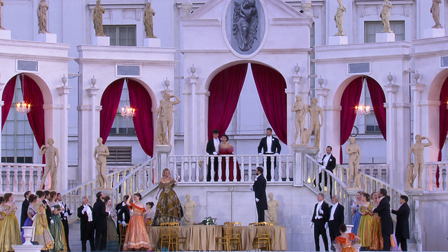 © ORF / Seitenblicke Darsteller:innen auf der Bühne von "La Traviata"