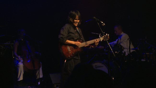 © ORF / Seitenblicke Eine Frau auf der Bühne mit Gitarre