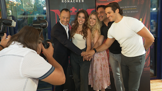 5 Personen lachen in die Kamera