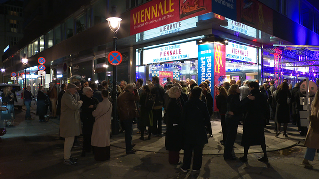 © ORF / Seitenblicke Menschen stehen vor einem Kino auf der Straße