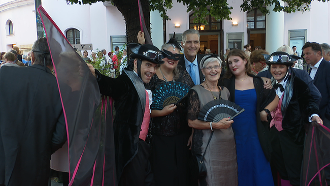 © ORF / Seitenblicke Maskierte und kostümierte Personen posieren vor der Volksoper für Fotos