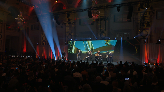 © ORF / Seitenblicke Eine Band performt in der Hofburg auf der Bühne mit einem großen Publikum
