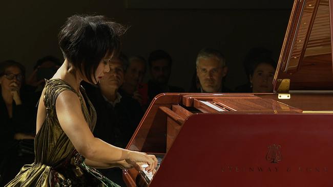 Die Pianistin Yuja Wang spielt auf einem Klavier