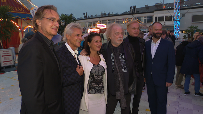 Sechs Menschen stehen nebeneinander und posieren für Fotos