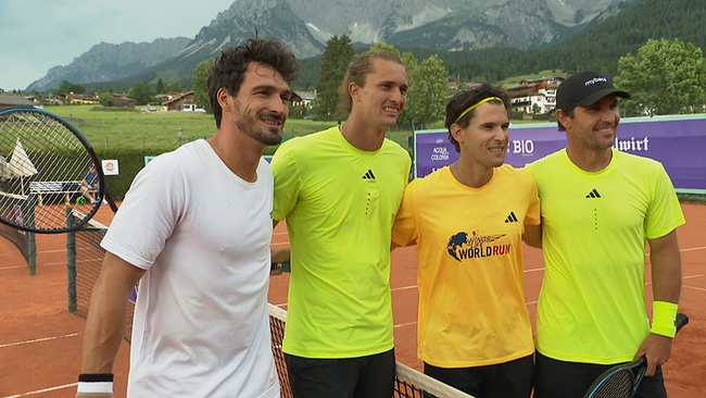 4 Tennisspieler stehen beisammen und lachen in die Kamera
