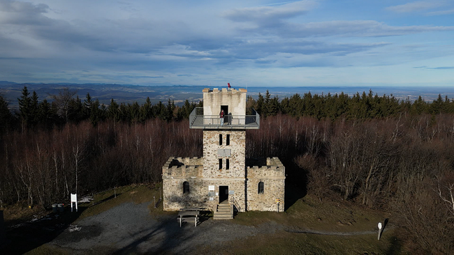 Die massive Aussichtswarte mit Plattform am Geschriebenstein, dem höchsten Punkt des Burgenlands aus der Vogelpersketive