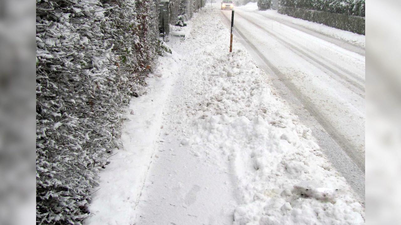 Das Bild zeigt den wieder mit Schnee zugeschütteten Gehsteig