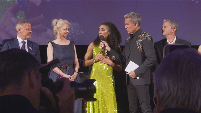 Hollywoodstar Annie Ilonzeh wird auf der Bühne neben anderen Gästen von Moderator Alfons Haider interviewt 