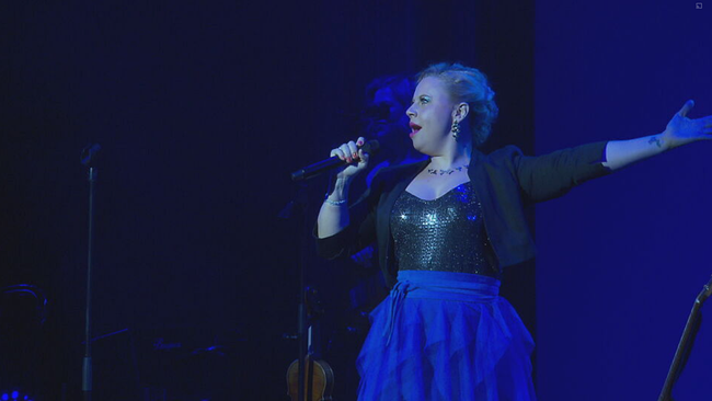 Schauspielering Katharina Straßer steht auf der Bühne im Rabenhof und singt 50 Jahre Austropop Lieder