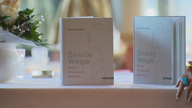 © ORF 2 / Seitenblicke Buch "Steile Wege" von Carina Schwab auf einem Tisch