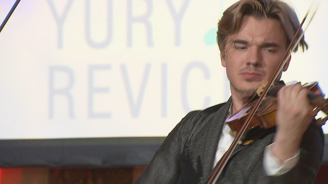 Stargeiger Yury Revich spielt Geige 