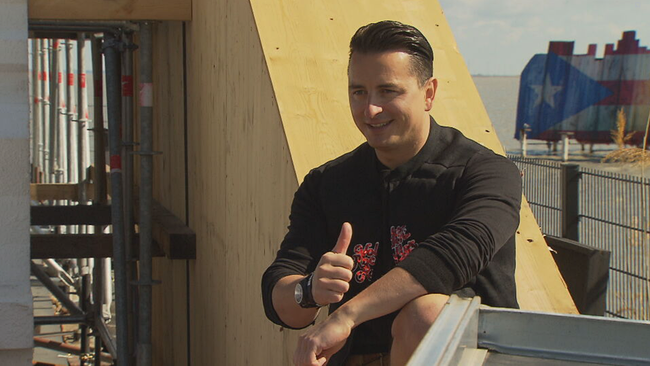 © ORF2/Seitenblicke Gabalier posiert auf der Baustelle in Mörbisch, hockend mit Daumen nach oben