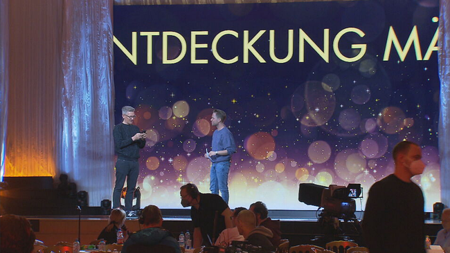 ORF-Moderator Andi Knoll und Schauspieler Markus Freistätter auf der Bühne der Romy Gala und proben den Ablauf der Sendung 