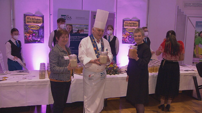 © ORF 2/ Seitenblicke Anna Raab, Gottfied Gansterer und Angelika Ritter Grepl posieren mit Suppe in der Hand bei der Benefizveranstalung im Sozialministerium