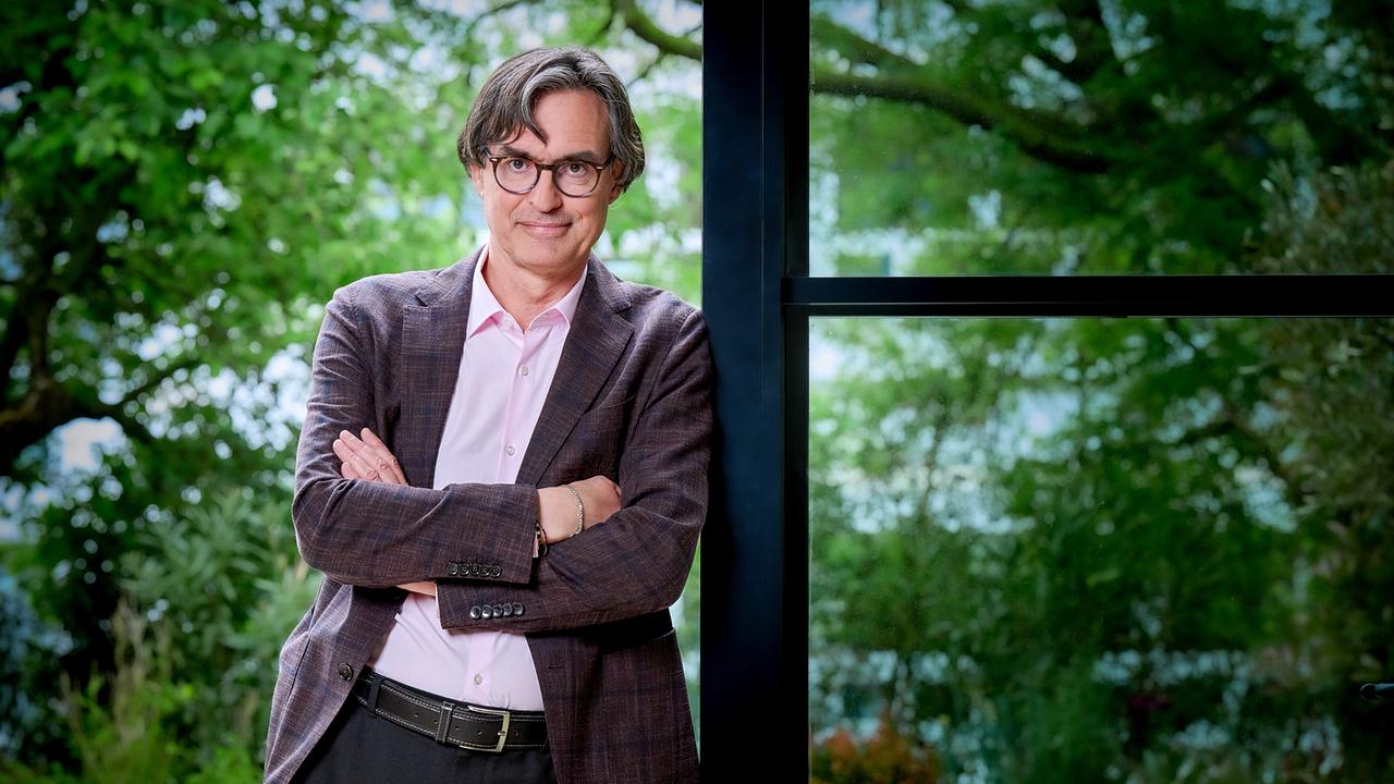 © ORF/Klaus Titzer Innenpolitik-Chef Klaus Webhofer führt durch die ORF-„Sommergespräche“ 2025