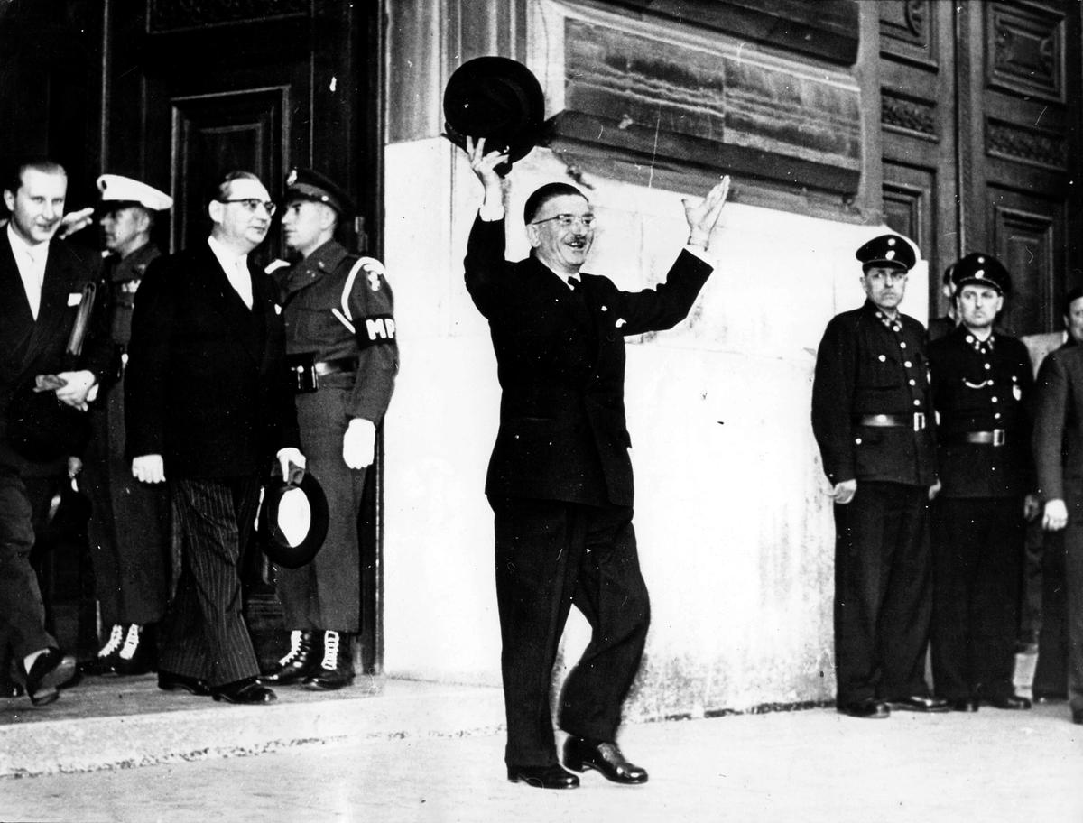 © ORF/ORF III/imago stock&people 15. Mai 1955 - Österreich ist frei: Außenminister Leopold Figl beim Abschluss der Staatsvertragsverhandlungen. Figl verlässt das Gebäude des Allied Counsel in London.