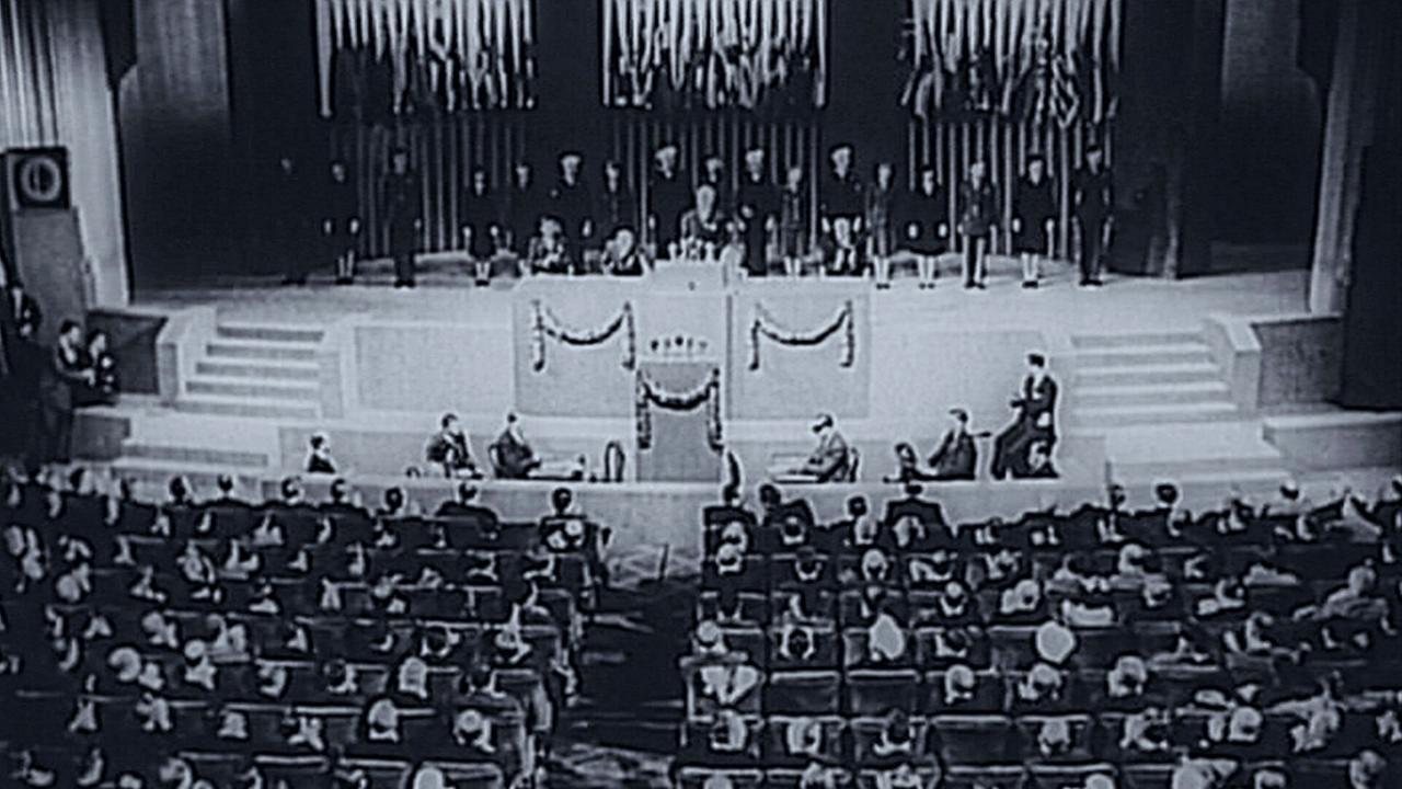 © ORF/RMC Production/KWANZA 1945: Die Welt im Umbruch: Die Konferenz von Jalta brachte die Einigung der Großmächte über die Gründung der UNO, die am 26. Juni 1945 mit der Unterzeichnung der Charta der Vereinten Nationen auf der Konferenz von San Francisco besiegelt wurde.