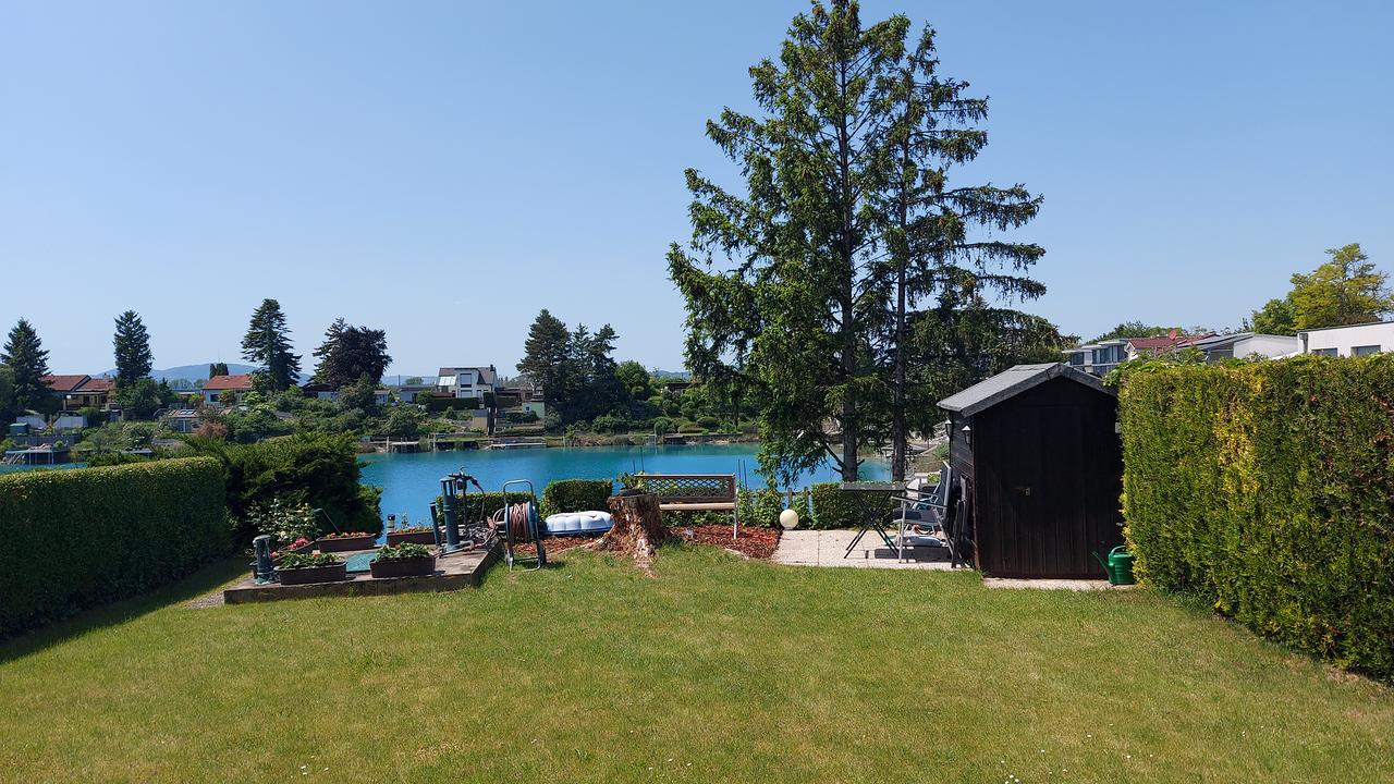 Der Gartenblick von Christa Prim auf den Badeteich bei Gerasdorf