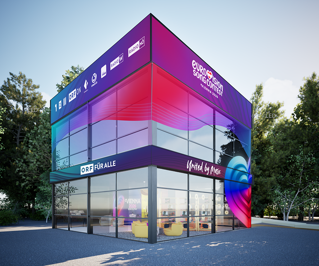 Das moderne ORF-Glasstudio in Kubusform am Rathausplatz mit ORF‑ und Eurovision‑Branding
