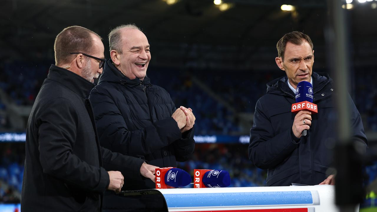 Roman Mählich, Herbert Prohaska und Christian Diendorfer stehen abends in einem beleuchteten Fußballstadion an einem ORF‑Moderationstisch mit ORF‑Mikrofonen in der Hand bzw. auf dem Pult liegend.