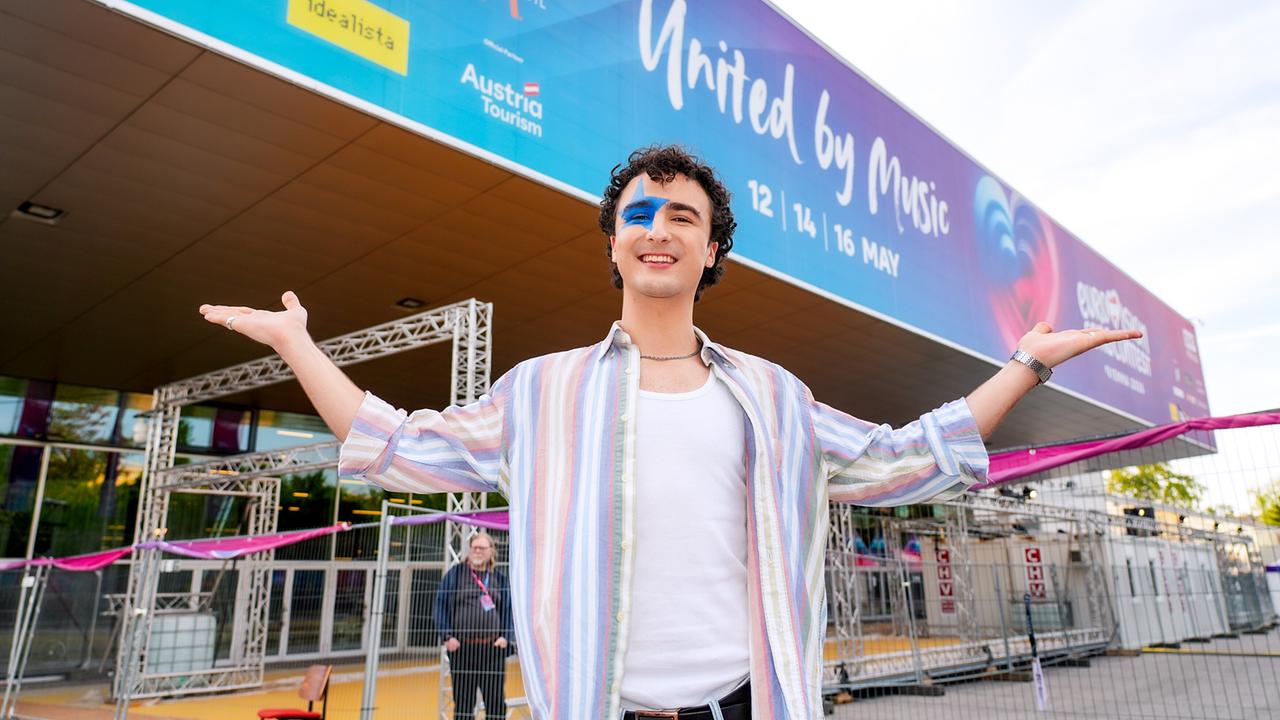 COSMÓ steht mit offenen Armen vor der Wiener Stadthalle 