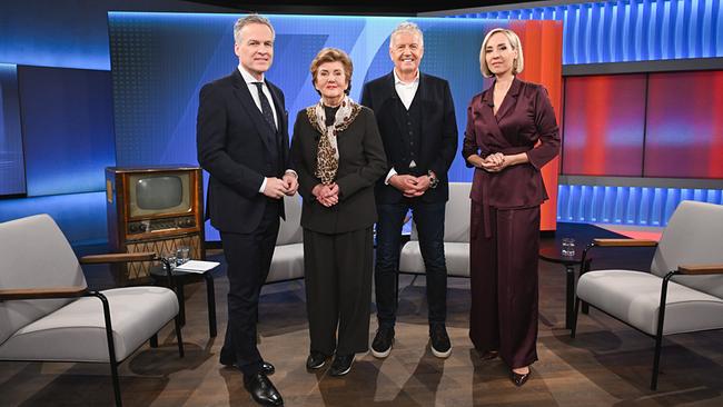 Tarek Leitner, Helga Rabl-Stadler, Gerhard Zeiler und Nadja Bernhard stehen gemeinsam im 70 Jahre "Zeit im Bild"-Studio zwischen Sesseln und einem alten Röhrenfernseher für ein Gruppenfoto zusammen.