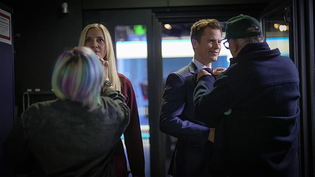 Tobias Pötzelsberger und Susanne Höggerl werden im Eingangsbereich zum Studio von zwei anderen Menschen für einen Auftritt vorbereitet, wobei einer eine Krawatte richtet und die andere etwas am Oberteil zurechtmacht.