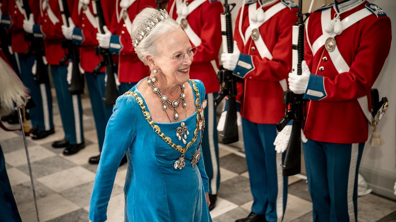 Königin Margrethe von Dänemark begutachtet eine Ehrengarde, als sie am 11. September 2022 zum Galabankett im Schloss Christiansborg anlässlich der Feierlichkeiten zum 50. Jahrestag ihrer Thronbesteigung eintrifft.