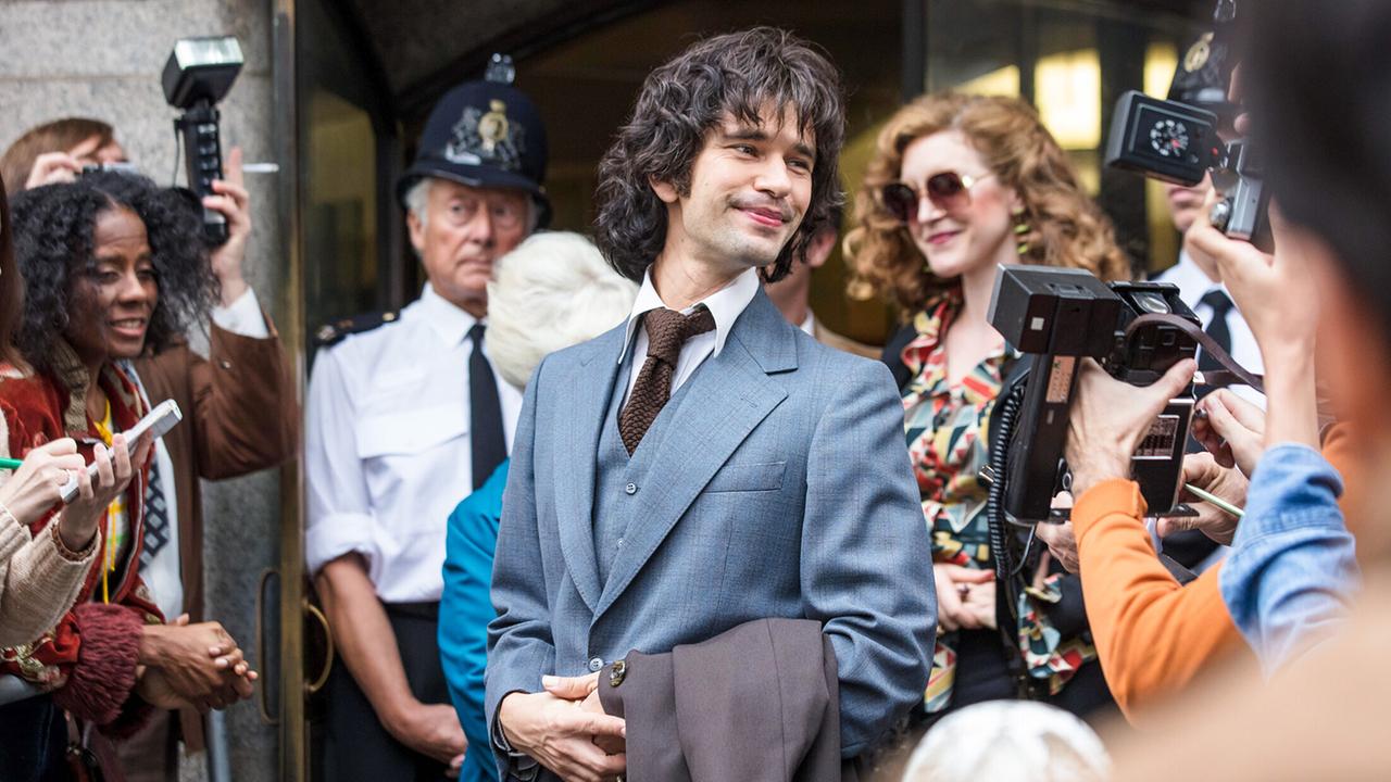© ORF/Sony Pictures/BBC/Blueprint/Sophie Mutevelian "A Very English Scandal - Teil 3": Ben Whishaw (Norman Josiffe/Scott), Marianne Oldham (Stella Levy)