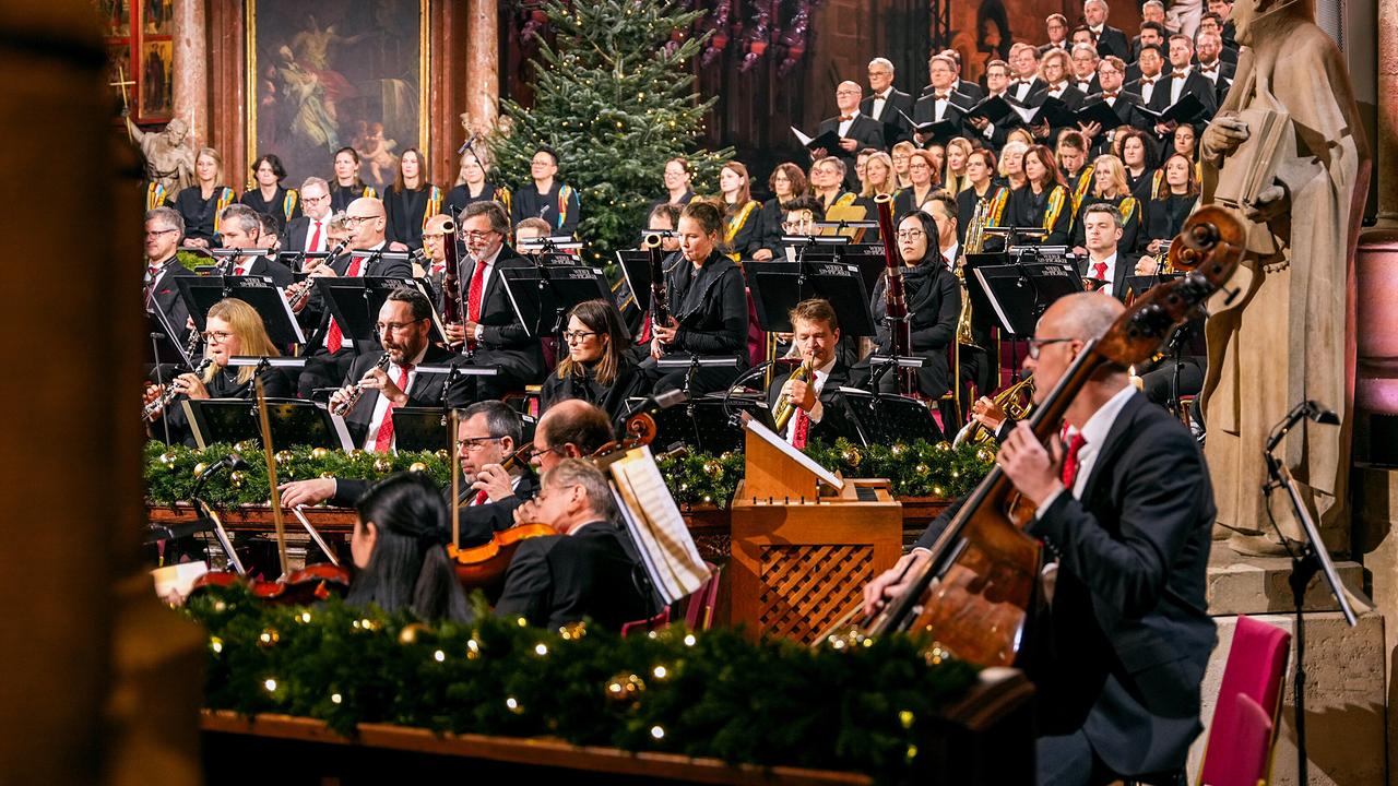 © ORF/Roman Zach-Kiesling Die Wiener Symphoniker und Singverein der Gesellschaft der Musik beim Adventkonzert in der weihnachtlich geschmückten Stephansdom.