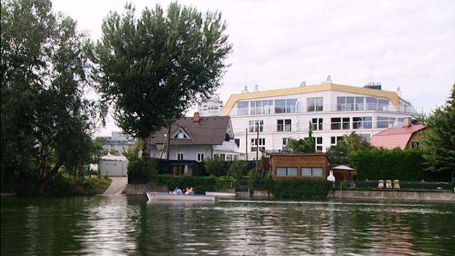 © ORF Ärger im Paradies: Immobilienentwickler bauen schicke Apartmenthäuser in der Gegend um die alte Donau.