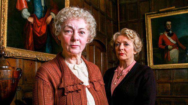 © ORF/ITV Studios/Rex Features Agatha Christie's Miss Marple "Tödlicher Irrtum"; Im Bild (v.li.): Geraldine McEwan (Miss Jane Marple), Alison Steadman (Kirsten Lindstrom).