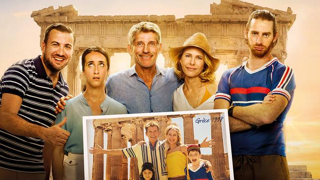 © ORF/Happy Entertainment/Céline Nieszawer Christophe, Karine Hamelin, Thierry Hamelin, Claire Hamelin und Antoine Hamelin stehen vor der Akropolis, während im Vordergrund ein altes Urlaubsfoto derselben Gruppe an diesem Ort in die Kamera gehalten wird.