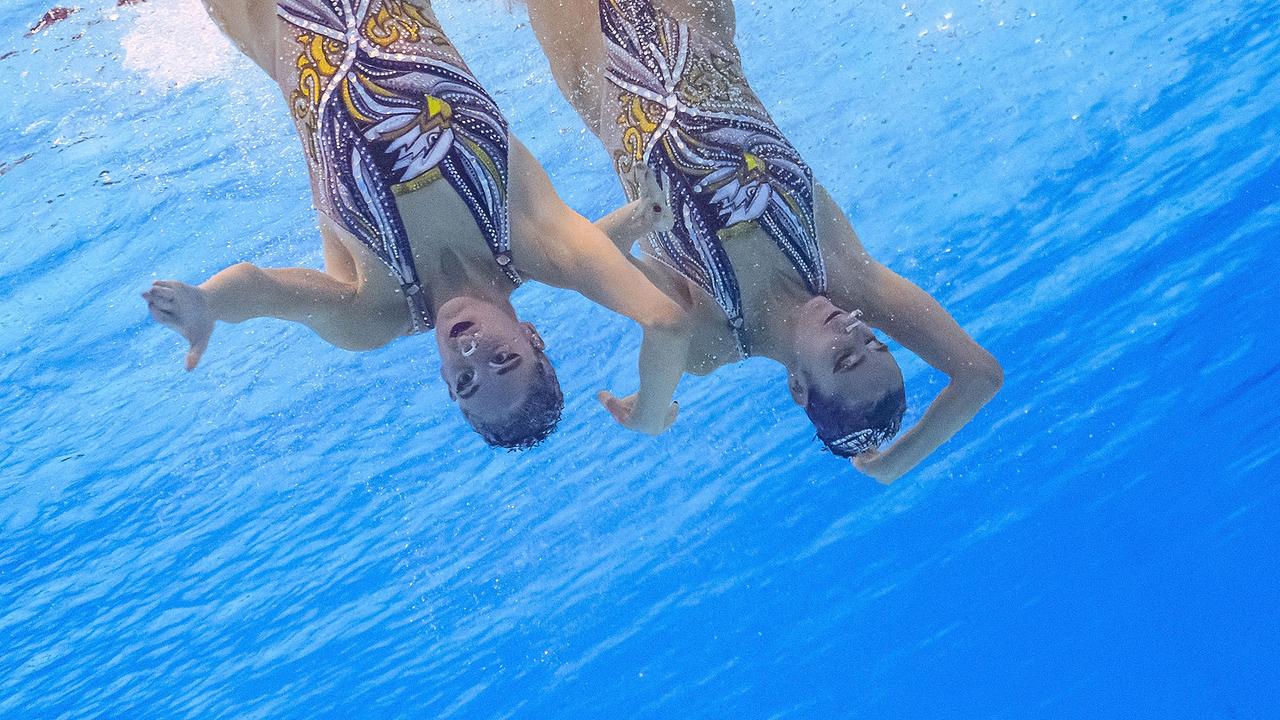 Die Österreicherinnen Eirini-Marina Alexandri und Anna-Maria Alexandri treten am 20. Juli 2023 im Finale des freien Kunstschwimmens im Duett der Frauen während der Schwimmweltmeisterschaften in Fukuoka an.