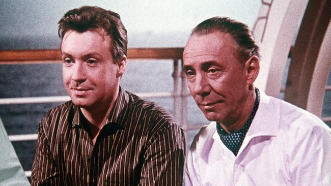© ORF/Beta Film "Salem Aleikum"; Im Bild: Peter (Peter Alexander) und sein Freund Henri (Rudolf Platte) träumen ein wenig von 1001 Nacht.