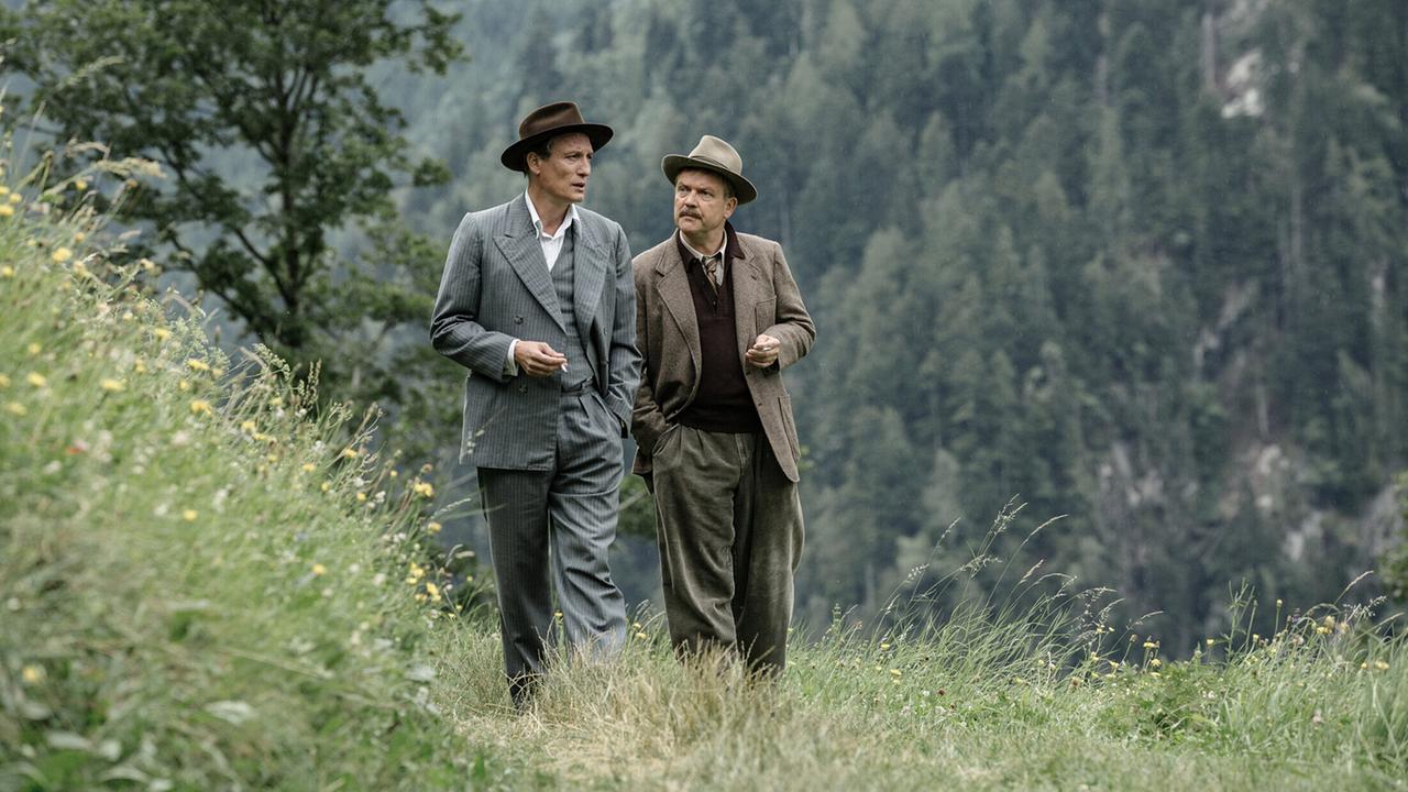 © ORF/Pro7/Frédéric Batier/Sommerhaus/Warner "Als Hitler das rosa Kaninchen stahl": Oliver Masucci (Arthur Kemper), Justus von Dohnányi (Onkel Julius)