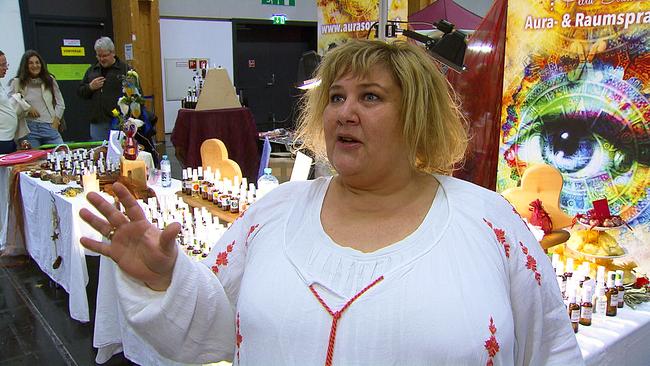 © ORF Am Schauplatz: Energetikerin Petra S. verkauft Aurasprays auf der Happyness-Messe in Innsbruck