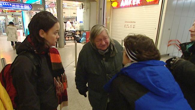 © ORF Am Schauplatz: Streetworkerinnen der „Gruft“ mit einer Amerikanerin, die krank in Wien hängen geblieben ist.